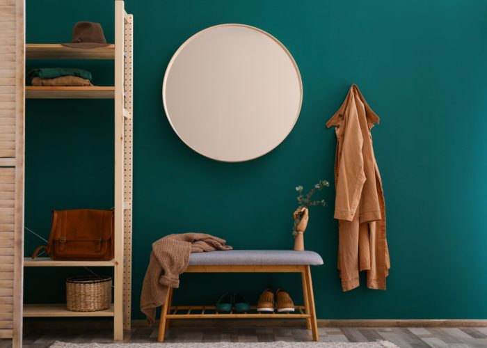 Round,Mirror,On,Green,Wall,In,Stylish,Hallway,Interior